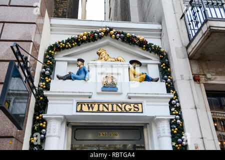 Décorations de Noël ornent l'entrée du célèbre café et thé Twinings emporium, Strand, London, UK Banque D'Images