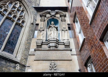 Statue de la reine Elizabeth 1, la reine vierge, à l'extérieur de la Guilde l'église de St Dunstan-dans-le-Ouest, Fleet Street, City of London, UK Banque D'Images