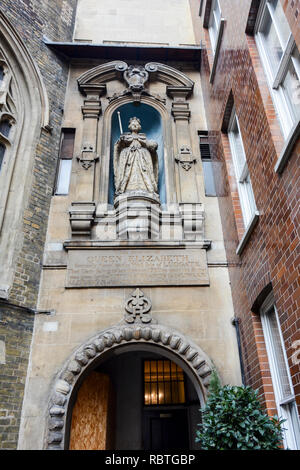 Statue de la reine Elizabeth 1, la reine vierge, à l'extérieur de la Guilde l'église de St Dunstan-dans-le-Ouest, Fleet Street, City of London, UK Banque D'Images