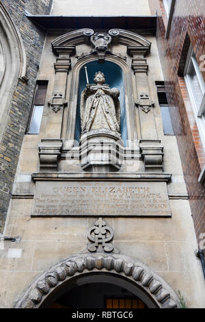 Statue de la reine Elizabeth 1, la reine vierge à l'extérieur de l'église de la guilde de St Dunstan-in-the-West, Fleet Street, ville de Londres, Angleterre, Royaume-Uni Banque D'Images