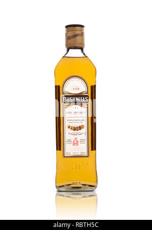 CHISINAU, MOLDOVA - 11 janvier 2019 : bouteille de whisky irlandais Bushmills Original, produit de la distillerie Old Bushmills fondée en 1608, aujourd'hui propriété de Banque D'Images