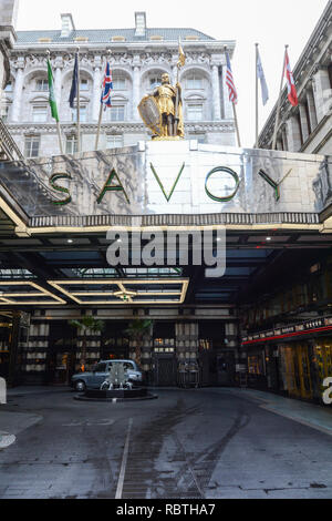 Façade et l'entrée de l'hôtel Savoy de luxe sur le Strand, London, UK Banque D'Images
