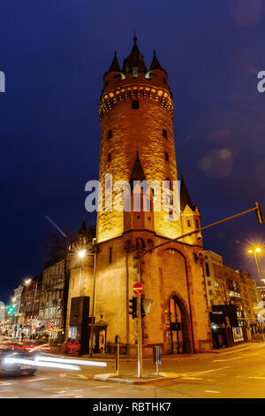 Frankfurt am Main, Allemagne - janvier 07, 2019 : Eschenheimer Turm en face de l'Nextower au carré Eschenheimer Tor dans la nuit. Francfort est la ma Banque D'Images