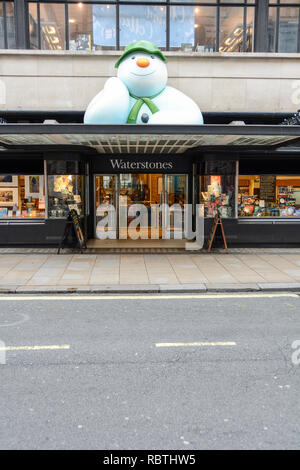 Raymond Briggs' Bonhomme en dehors de Waterstones flagship sur Piccadilly, Londres, UK Banque D'Images