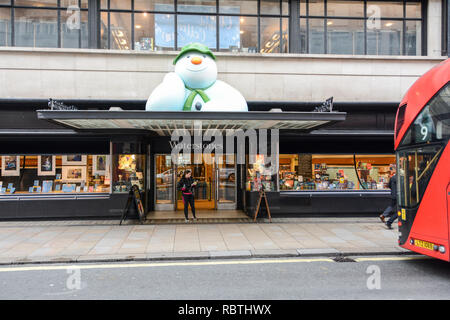 Raymond Briggs' Bonhomme en dehors de Waterstones flagship sur Piccadilly, Londres, UK Banque D'Images