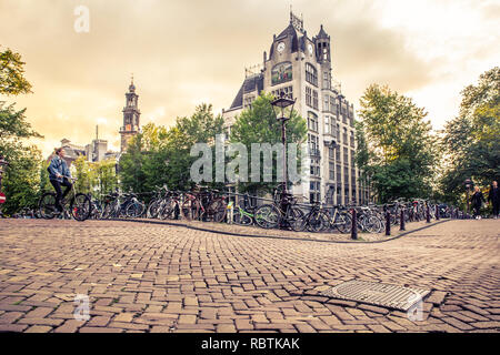 AMSTERDAM, Pays-Bas - 31 août 2019 : le coucher du soleil vu de la ville d'Amsterdam avec des vélos et de l'architecture ancienne Banque D'Images