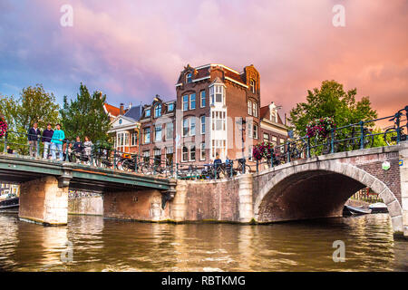 AMSTERDAM, Pays-Bas - 31 août 2019 : le coucher du soleil vu de la ville d'Amsterdam avec canal et le pont Banque D'Images