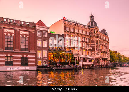 AMSTERDAM, Pays-Bas - 31 août 2019 : le coucher du soleil vu de la ville d'Amsterdam avec canal et le pont Banque D'Images