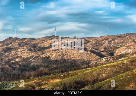 Vue d'une éoliennes sur haut de montagne, ciel dramatique comme arrière-plan, Portugal Banque D'Images