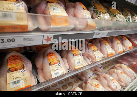 Poulet sur étagère de supermarché Banque D'Images