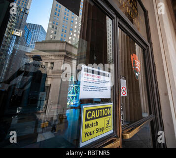 Manhattan, New York City, USA. 11Th jan 2019. Un panneau à l'entrée de Federal Hall National Memorial dans le Lower Manhattan à New York, le vendredi 11 janvier 2019 de l'informe les visiteurs de fermeture de l'installation en raison de la fermeture du gouvernement qui est maintenant dans sa 21e journée. L'arrêt est maintenant à égalité pour la plus longue et la fermeture du gouvernement coïncidemment tombe le même jour, les travailleurs du gouvernement ont été programmés pour être payé. Â© Richard B. Levine) Crédit : Richard Levine/Alamy Live News Banque D'Images