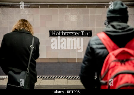 Berlin, Allemagne. Dec 18, 2018. Deux passagers sont debout dans la station de métro Kottbusser Tor. Credit : Christoph Soeder/dpa/Alamy Live News Banque D'Images