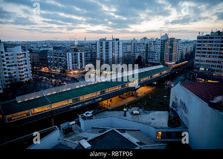 Berlin, Allemagne. Dec 18, 2018. La Kottbusser Tor peut être vu au crépuscule. Credit : Christoph Soeder/dpa/Alamy Live News Banque D'Images