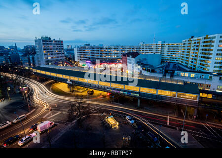 Berlin, Allemagne. Dec 18, 2018. La Kottbusser Tor peut être vu au crépuscule. Credit : Christoph Soeder/dpa/Alamy Live News Banque D'Images