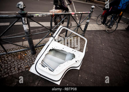 Berlin, Allemagne. Dec 18, 2018. Une porte de voiture est verrouillé sur une balustrade au Kottbusser Tor. Credit : Christoph Soeder/dpa/Alamy Live News Banque D'Images