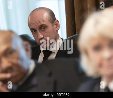 Washington, District de Columbia, Etats-Unis. Jan 11, 2019. Conseiller principal pour les politiques Stephen Miller est à l'écoute au cours de la table ronde sur la sécurité frontalière et la sécurité des collectivités, le 11 janvier 2019 à la Maison Blanche à Washington, DC. Crédit : Chris Kleponis/Piscine via CNP Crédit : Chris Kleponis/CNP/ZUMA/Alamy Fil Live News Banque D'Images