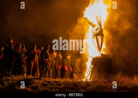 Burghead, Ecosse, Royaume-Uni. Jan 11, 2019. C'est une scène de l'incendie du clavie, une fête du feu de Burghead unique, qui accueille la nouvelle année. L'importance de la 11e Janvier remonte au années 1750, lorsque le calendrier julien a été réformé en Grande-Bretagne. Le nouveau calendrier grégorien a été introduit. Les gens se sont soulevés, en exigeant leur retour 11 jours - mais pas dans Burghead. Brochres a décidé d'avoir le meilleur des deux mondes, en célébrant le Nouvel An deux fois - le 1er janvier et le 11 janvier. Photographié par Crédit : JASPERIMAGE/Alamy Live News Banque D'Images