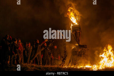 Burghead, Ecosse, Royaume-Uni. Jan 11, 2019. C'est une scène de l'incendie du clavie, une fête du feu de Burghead unique, qui accueille la nouvelle année. L'importance de la 11e Janvier remonte au années 1750, lorsque le calendrier julien a été réformé en Grande-Bretagne. Le nouveau calendrier grégorien a été introduit. Les gens se sont soulevés, en exigeant leur retour 11 jours - mais pas dans Burghead. Brochres a décidé d'avoir le meilleur des deux mondes, en célébrant le Nouvel An deux fois - le 1er janvier et le 11 janvier. Photographié par Crédit : JASPERIMAGE/Alamy Live News Banque D'Images