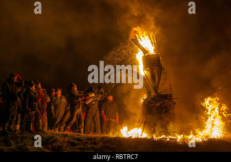 Burghead, Ecosse, Royaume-Uni. Jan 11, 2019. C'est une scène de l'incendie du clavie, une fête du feu de Burghead unique, qui accueille la nouvelle année. L'importance de la 11e Janvier remonte au années 1750, lorsque le calendrier julien a été réformé en Grande-Bretagne. Le nouveau calendrier grégorien a été introduit. Les gens se sont soulevés, en exigeant leur retour 11 jours - mais pas dans Burghead. Brochres a décidé d'avoir le meilleur des deux mondes, en célébrant le Nouvel An deux fois - le 1er janvier et le 11 janvier. Photographié par Crédit : JASPERIMAGE/Alamy Live News Banque D'Images