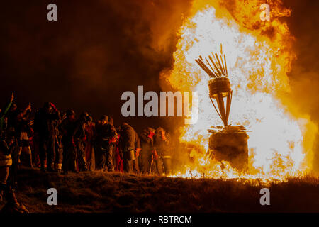 Burghead, Ecosse, Royaume-Uni. Jan 11, 2019. C'est une scène de l'incendie du clavie, une fête du feu de Burghead unique, qui accueille la nouvelle année. L'importance de la 11e Janvier remonte au années 1750, lorsque le calendrier julien a été réformé en Grande-Bretagne. Le nouveau calendrier grégorien a été introduit. Les gens se sont soulevés, en exigeant leur retour 11 jours - mais pas dans Burghead. Brochres a décidé d'avoir le meilleur des deux mondes, en célébrant le Nouvel An deux fois - le 1er janvier et le 11 janvier. Photographié par Crédit : JASPERIMAGE/Alamy Live News Banque D'Images