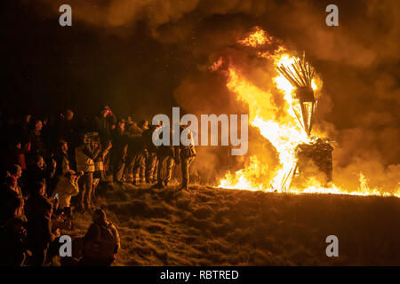 Burghead, Ecosse, Royaume-Uni. Jan 11, 2019. C'est une scène de l'incendie du clavie, une fête du feu de Burghead unique, qui accueille la nouvelle année. L'importance de la 11e Janvier remonte au années 1750, lorsque le calendrier julien a été réformé en Grande-Bretagne. Le nouveau calendrier grégorien a été introduit. Les gens se sont soulevés, en exigeant leur retour 11 jours - mais pas dans Burghead. Brochres a décidé d'avoir le meilleur des deux mondes, en célébrant le Nouvel An deux fois - le 1er janvier et le 11 janvier. Photographié par Crédit : JASPERIMAGE/Alamy Live News Banque D'Images