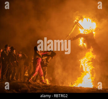 Burghead, Ecosse, Royaume-Uni. Jan 11, 2019. C'est une scène de l'incendie du clavie, une fête du feu de Burghead unique, qui accueille la nouvelle année. L'importance de la 11e Janvier remonte au années 1750, lorsque le calendrier julien a été réformé en Grande-Bretagne. Le nouveau calendrier grégorien a été introduit. Les gens se sont soulevés, en exigeant leur retour 11 jours - mais pas dans Burghead. Brochres a décidé d'avoir le meilleur des deux mondes, en célébrant le Nouvel An deux fois - le 1er janvier et le 11 janvier. Photographié par Crédit : JASPERIMAGE/Alamy Live News Banque D'Images