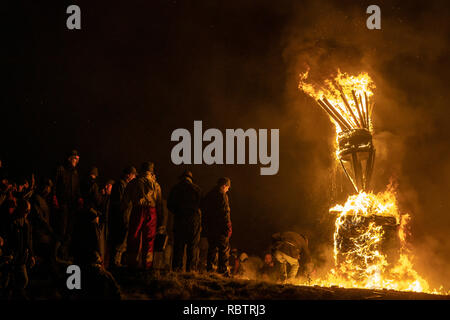 Burghead, Ecosse, Royaume-Uni. Jan 11, 2019. C'est une scène de l'incendie du clavie, une fête du feu de Burghead unique, qui accueille la nouvelle année. L'importance de la 11e Janvier remonte au années 1750, lorsque le calendrier julien a été réformé en Grande-Bretagne. Le nouveau calendrier grégorien a été introduit. Les gens se sont soulevés, en exigeant leur retour 11 jours - mais pas dans Burghead. Brochres a décidé d'avoir le meilleur des deux mondes, en célébrant le Nouvel An deux fois - le 1er janvier et le 11 janvier. Photographié par Crédit : JASPERIMAGE/Alamy Live News Banque D'Images