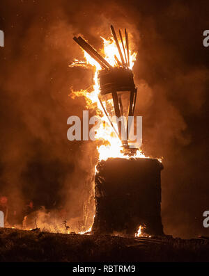 Burghead, Ecosse, Royaume-Uni. Jan 11, 2019. C'est une scène de l'incendie du clavie, une fête du feu de Burghead unique, qui accueille la nouvelle année. L'importance de la 11e Janvier remonte au années 1750, lorsque le calendrier julien a été réformé en Grande-Bretagne. Le nouveau calendrier grégorien a été introduit. Les gens se sont soulevés, en exigeant leur retour 11 jours - mais pas dans Burghead. Brochres a décidé d'avoir le meilleur des deux mondes, en célébrant le Nouvel An deux fois - le 1er janvier et le 11 janvier. Photographié par Crédit : JASPERIMAGE/Alamy Live News Banque D'Images