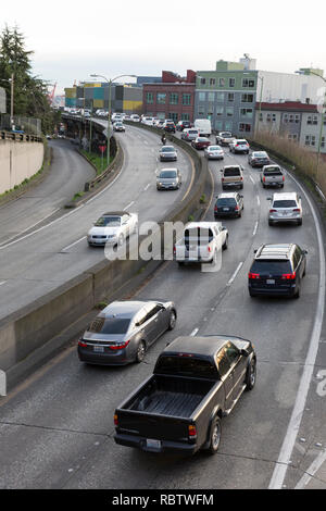 Seattle, Washington, USA. Jan 11, 2019. Le trafic se déplace dans et hors de la rue de la batterie pendant le dernier Tunnel coucher de soleil sur la route de l'Alaska viaduc. L'autoroute en permanence fermé à 10h00 le 11 janvier afin que les équipes peuvent aller de la State Route 99 du viaduc d'un tunnel. Les années 1950-autoroute superposées de l'époque a été gravement endommagé dans le séisme de Nisqually 2001 et s'est maintenu bien au-delà de sa durée de vie. A deux milles de long, s'ennuient road tunnel est le remplacement de l'Alaskan Way Viaduct, transportant la State Route 99 dans le centre-ville de Seattle de la SODO quartier à South Lake Union. Credi Banque D'Images