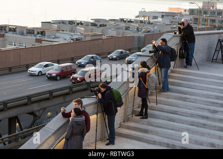 Seattle, Washington, USA. Jan 11, 2019. Les photographes se sont réunis à l'MarketFront Pike Place finale pour le coucher du soleil sur la route de l'Alaska viaduc. L'autoroute en permanence fermé à 10h00 le 11 janvier afin que les équipes peuvent aller de la State Route 99 du viaduc d'un tunnel. Les années 1950-autoroute superposées de l'époque a été gravement endommagé dans le séisme de Nisqually 2001 et s'est maintenu bien au-delà de sa durée de vie. A deux milles de long, s'ennuient road tunnel est le remplacement de l'Alaskan Way Viaduct, transportant la State Route 99 dans le centre-ville de Seattle de la SODO quartier à South Lake Union. Crédit : P Banque D'Images