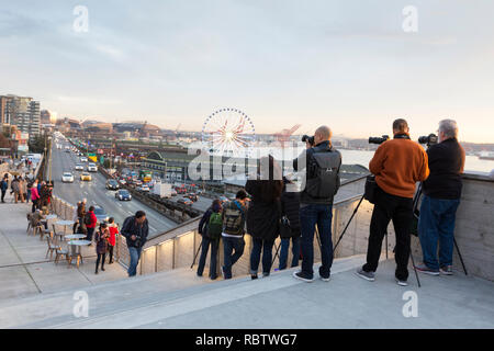 Seattle, Washington, USA. Jan 11, 2019. Les photographes se sont réunis à l'MarketFront Pike Place finale pour le coucher du soleil sur la route de l'Alaska viaduc. L'autoroute en permanence fermé à 10h00 le 11 janvier afin que les équipes peuvent aller de la State Route 99 du viaduc d'un tunnel. Les années 1950-autoroute superposées de l'époque a été gravement endommagé dans le séisme de Nisqually 2001 et s'est maintenu bien au-delà de sa durée de vie. A deux milles de long, s'ennuient road tunnel est le remplacement de l'Alaskan Way Viaduct, transportant la State Route 99 dans le centre-ville de Seattle de la SODO quartier à South Lake Union. Crédit : P Banque D'Images