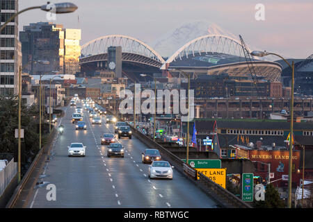 Seattle, Washington, USA. Jan 11, 2019. Le trafic se déplace le long du front de mer au cours du dernier coucher de soleil sur la route de l'Alaska viaduc. L'autoroute en permanence fermé à 10h00 le 11 janvier afin que les équipes peuvent aller de la State Route 99 du viaduc d'un tunnel. Les années 1950-autoroute superposées de l'époque a été gravement endommagé dans le séisme de Nisqually 2001 et s'est maintenu bien au-delà de sa durée de vie. A deux milles de long, s'ennuient road tunnel est le remplacement de l'Alaskan Way Viaduct, transportant la State Route 99 dans le centre-ville de Seattle de la SODO quartier à South Lake Union. Crédit : Paul Banque D'Images