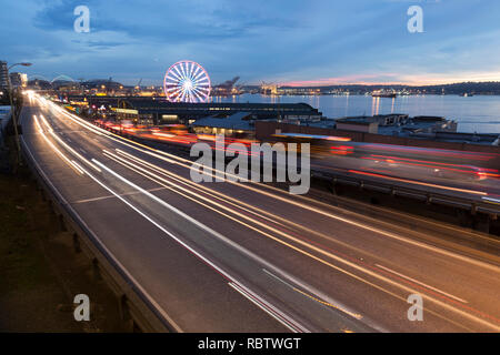 Seattle, Washington, USA. Jan 11, 2019. Le trafic se déplace le long du front de mer au cours du dernier coucher de soleil sur la route de l'Alaska viaduc. L'autoroute en permanence fermé à 10h00 le 11 janvier afin que les équipes peuvent aller de la State Route 99 du viaduc d'un tunnel. Les années 1950-autoroute superposées de l'époque a été gravement endommagé dans le séisme de Nisqually 2001 et s'est maintenu bien au-delà de sa durée de vie. A deux milles de long, s'ennuient road tunnel est le remplacement de l'Alaskan Way Viaduct, transportant la State Route 99 dans le centre-ville de Seattle de la SODO quartier à South Lake Union. Crédit : Paul Christian G Banque D'Images