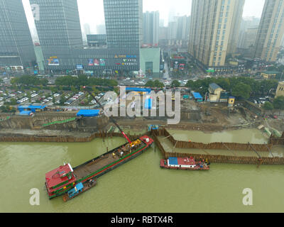 Changsha. Jan 11, 2019. Photo aérienne prise le 11 janvier 2019 montre un projet de prévention des inondations le long de la rive est de la rivière Xiangjiang à Changsha, capitale de la province du Hunan en Chine centrale. Le 30-year-old frogman renforce une partie sous-marine d'une digue de protection contre les inondations s'étendant de l'Dufu Pavilion par la rivière Xiangjiang à Changsha au Yinpenling Pont sur la rivière Xiangjiang. Chaque fois, Wu Zhuan travaille sous l'eau avec des appareils de plongée pesant plus de 25 kilogrammes pendant environ trois heures. Credit : Xue Yuge/Xinhua/Alamy Live News Banque D'Images