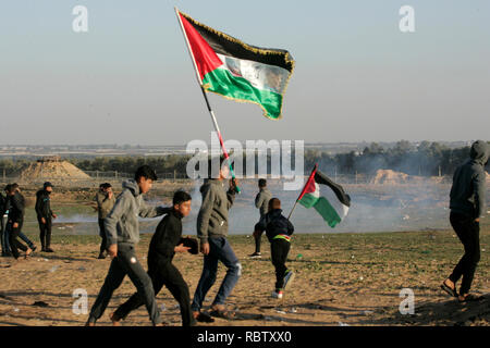 Gaza, Territoires palestiniens. Jan 11, 2019. Des manifestants palestiniens lors d'affrontements avec les forces israéliennes suite à une manifestation le long de la frontière avec Israël, à l'est de Rafah, dans le sud de la bande de Gaza, le 11 janvier 2019. Credit : Abed Rahim Khatib/éveil/Alamy Live News Banque D'Images