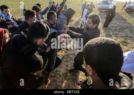 Gaza, Territoires palestiniens. Jan 11, 2019. Un manifestant palestinien est blessé par les forces israéliennes au cours de la "grande marche du retour" sur la frontière Israel-Gaza démonstrations à l'est de Rafah, à Gaza, le 11 janvier 2018. Credit : Abed Rahim Khatib/éveil/Alamy Live News Banque D'Images