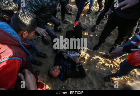 Gaza, Territoires palestiniens. Jan 11, 2019. Un manifestant palestinien est blessé par les forces israéliennes au cours de la "grande marche du retour" sur la frontière Israel-Gaza démonstrations à l'est de Rafah, à Gaza, le 11 janvier 2018. Credit : Abed Rahim Khatib/éveil/Alamy Live News Banque D'Images