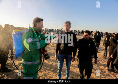 Gaza, Territoires palestiniens. Jan 11, 2019. Des manifestants palestiniens lors d'affrontements avec les forces israéliennes suite à une manifestation le long de la frontière avec Israël, à l'est de Rafah, dans le sud de la bande de Gaza, le 11 janvier 2019. Credit : Abed Rahim Khatib/éveil/Alamy Live News Banque D'Images