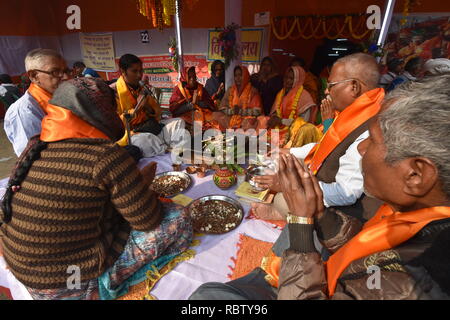 Outram Ghat, Kolkata, Inde. 12 janvier, 2019. Sadhus, les pèlerins et les dévots sont vus à l'Gangasagar mela un camp de transit sur le chemin de l'Assemblée prochaine fête hindoue, le Makar Sankranti au Gangasagar, le sacré et un centre de pèlerinage hindou au confluent du Gange et de la baie du Bengale, où ils vont prendre immersion sainte sur janvier 14th-15th, 2019. Credit : Biswarup Ganguly/Alamy Live News Banque D'Images