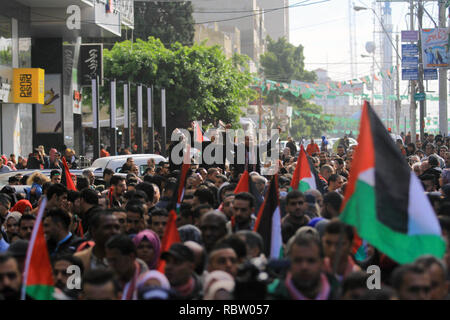 La ville de Gaza, bande de Gaza, territoire palestinien. Jan 12, 2019. Les partisans palestiniens du Front démocratique de libération de la Palestine, de prendre part à une manifestation pour soutenir le peuple palestinien les efforts de réconciliation entre le Fatah et le Hamas et d'aganist l'affaire du siècle, dans la ville de Gaza le 12 janvier 2019 Credit : Mahmoud Ajjour/APA/Images/fil ZUMA Alamy Live News Banque D'Images