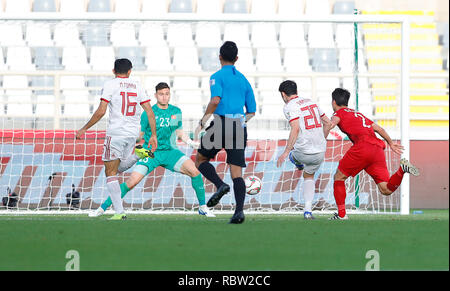 Abu Dhabi, Emirats arabes unis (EAU). Jan 12, 2019. L'Iran's Sardar Azmoun (2e R) au cours de la coupe d'Asie de l'AFC 2019 ÉMIRATS ARABES UNIS 2019 GROUPE D match entre le Vietnam et l'Iran à Abu Dhabi, Emirats arabes unis (EAU), 12 janvier 2019. Credit : Ding Xu/Xinhua/Alamy Live News Banque D'Images