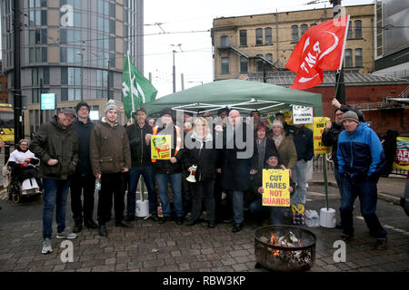 Les racistes, les syndicats et les travailleurs assistent à un spectacle de solidarité avec les grévistes de l'Union Nationale des Travailleurs du transport ferroviaire et maritime. Le syndicat RMT grévistes avaient été harcelés par l'aile droite, portant des manifestants pro Brexit 'jaune' le samedi précédent. L'EGI grève fait appel à des gardes pour être conservés dans les trains en raison de problèmes de sécurité. Victoria Stn, Manchester, UK, 12 janvier 2019 (C)Barbara Cook/Alamy Live News Banque D'Images