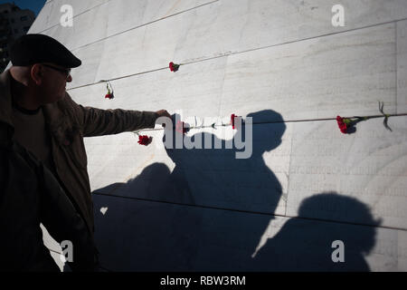 Malaga, Malaga, Espagne. Jan 12, 2019. Un homme âgé vu placer un œillet sur le marbre lors d'un hommage à la mémoire de républicains tués pendant la guerre civile par les forces du dictateur espagnol Francisco Franco au cimetière San Rafel en face d'un mausolée construit à la mémoire de tous les républicains. Credit : Jésus Merida/SOPA Images/ZUMA/Alamy Fil Live News Crédit : ZUMA Press, Inc./Alamy Live News Banque D'Images