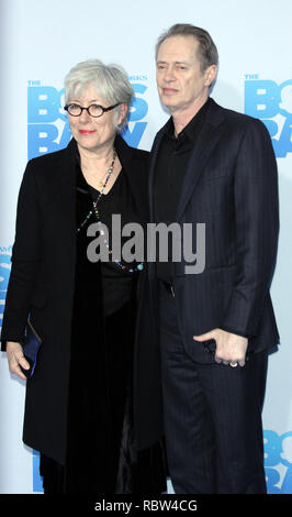 New York, USA. ***PHOTO*** Jo Andres, épouse de l'acteur Steve Buscemi, serait décédé à l'âge de 60 ans. NEW YORK, NY 20 mars 2017 Jo Andres, Steve Buscemi assiste à DreamWorks présente première du patron bébé dans l'AMC Loews Lincoln Square à New York le 20 mars 2017. Credit:RW/MediaPunch MediaPunch Crédit : Inc/Alamy Live News Banque D'Images