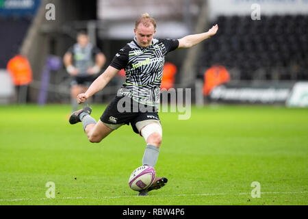 Ospreys volent la moitié Luc : kicks une conversion dans l'Rugby Challenge Cup match de rugby entre les Ospreys et Worcester Warriors. Banque D'Images