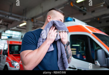 10 janvier 2019, en Rhénanie du Nord-Westphalie, Gelsenkirchen : Le pompier Tom wipes la sueur de son visage avec une serviette après sa course dans le poste d'incendie. Après le grand succès de la première saison, qui s'est déroulé sur la télévision WDR à la mi-2017 et a été en nomination pour le prix de la télévision allemande, la série documentaire sera poursuivie sur la télévision WDR à partir du 21 janvier au 25 mars 2019, le lundi de 20 h 15 l'effort de production est énorme : 70 jours de suite, 24 heures sur 24 l'équipe de télévision 20-man shot. Au cours des missions, jusqu'à 57 caméras spéciales s'est simultanément et a enregistré près de 2000 heures de footag Banque D'Images