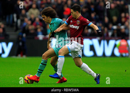 Londres, Royaume-Uni. 12 janvier, 2019. Matteo Guendouzi d'Arsenal (L) détient au large de Samir Nasri de West Ham United (R). Premier League, West Ham United v Arsenal, à Londres, le stade Queen Elizabeth Olympic Park à Londres le samedi 12 janvier 2019. Cette image ne peut être utilisé qu'à des fins rédactionnelles. Usage éditorial uniquement, licence requise pour un usage commercial. Aucune utilisation de pari, de jeux ou d'un seul club/ligue/dvd publications pic par Steffan Bowen/Andrew Orchard la photographie de sport/Alamy live news Banque D'Images