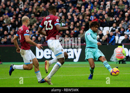 Londres, Royaume-Uni. 12 janvier, 2019. Alex Iwobi d'Arsenal (R) prend un tir au but. Premier League, West Ham United v Arsenal, à Londres, le stade Queen Elizabeth Olympic Park à Londres le samedi 12 janvier 2019. Cette image ne peut être utilisé qu'à des fins rédactionnelles. Usage éditorial uniquement, licence requise pour un usage commercial. Aucune utilisation de pari, de jeux ou d'un seul club/ligue/dvd publications pic par Steffan Bowen/Andrew Orchard la photographie de sport/Alamy live news Banque D'Images