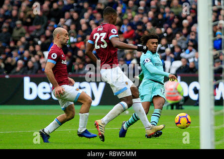 Londres, Royaume-Uni. 12 janvier, 2019. Alex Iwobi d'Arsenal (R) prend un tir au but. Premier League, West Ham United v Arsenal, à Londres, le stade Queen Elizabeth Olympic Park à Londres le samedi 12 janvier 2019. Cette image ne peut être utilisé qu'à des fins rédactionnelles. Usage éditorial uniquement, licence requise pour un usage commercial. Aucune utilisation de pari, de jeux ou d'un seul club/ligue/dvd publications pic par Steffan Bowen/Andrew Orchard la photographie de sport/Alamy live news Banque D'Images