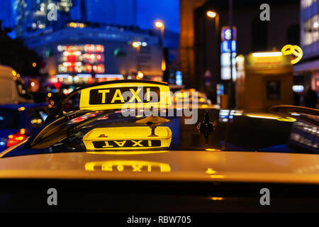 Allumé en enseigne sur le toit d'un taxi la nuit Banque D'Images